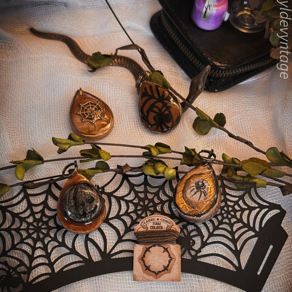 Halloween Charms‎